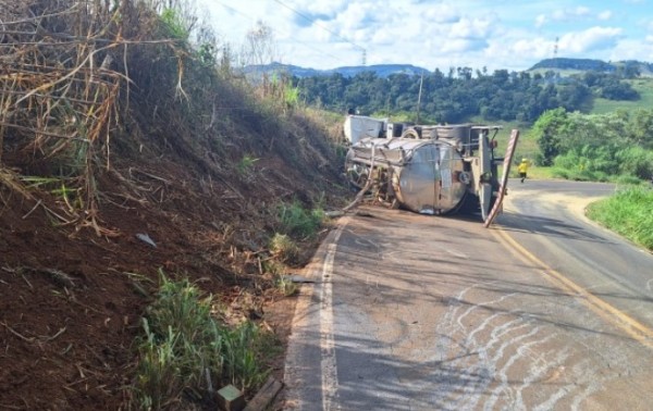 Caminhão fica sem freios e tomba na SC 155