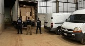 Quatro pessoas são presas e mais de 3 mil pares de tênis falsificados são apreendidos