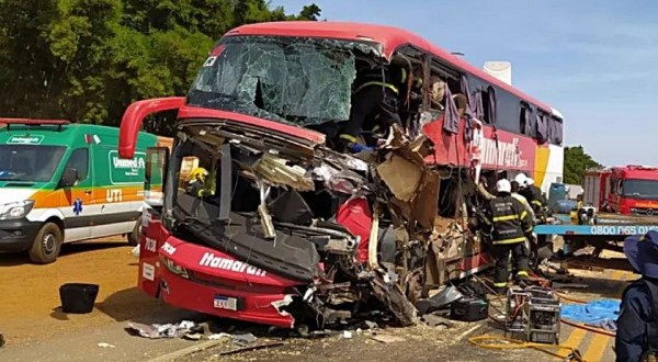 Acidente grave entre ônibus e carreta deixa 11 mortos na BR-163 em MT