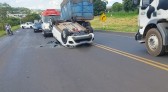 Carro capota após acidente envolvendo três veículos, na BR 158