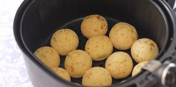 Café da manhã garantido: receita fácil de pão de queijo na airfryer com apenas três ingredientes