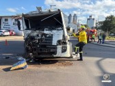 Carreta avança sinal e causa colisão com caminhão
