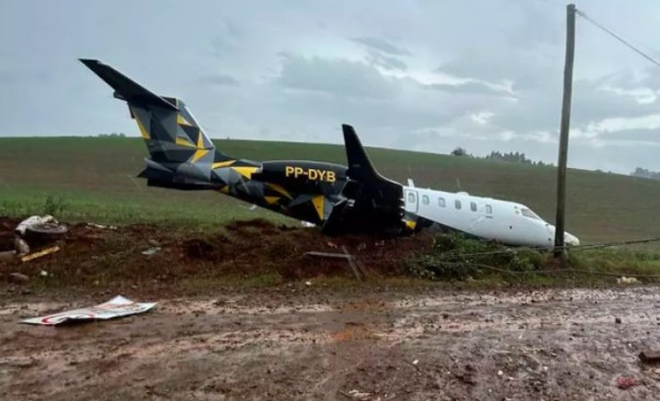Avião partindo do Oeste de SC sai da pista durante pouso no RS