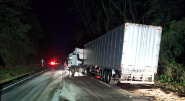 Motorista de carreta foge após causar acidente na SC-157