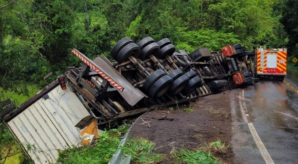Carreta capota após saída de pista na SC-305 entre Guaraciaba e Anchieta