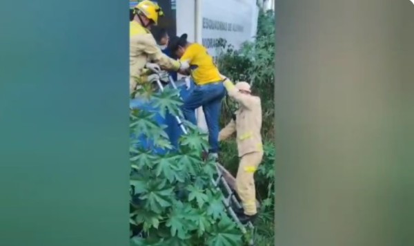 Homem que mora embaixo de ponte sofre queda e é socorrido pelo Corpo de Bombeiros