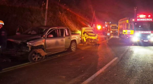 Motorista e passageiro morrem em grave acidente envolvendo três veículos na SC-114
