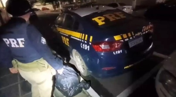 Fuga frenética: motorista sem CNH é preso com carga gigantesca de droga em SC