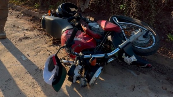 Jovens ficam gravemente feridos em acidente de moto no interior