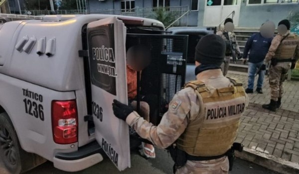 Morte de jovem com dez tiros é esclarecida no Oeste; dois foram internados e um preso