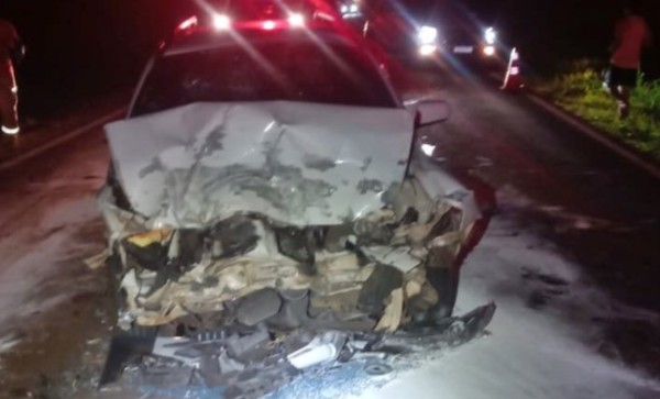 Homem e adolescente ficam feridos após carro colidir na traseira de trator na PR-473