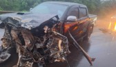 Acidente envolveu uma Toyota Hilux e um caminhão VW; apesar dos danos de grande monta, ninguém ficou ferido