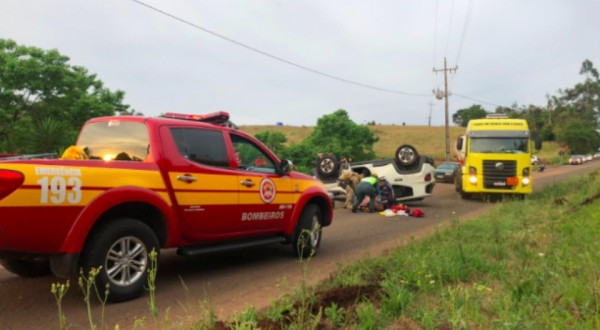 Acidente entre dois veículos deixa condutores feridos na SC-492 em Maravilha