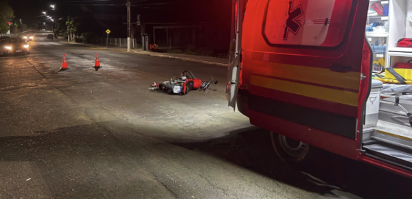 Motociclista é socorrido inconsciente após queda na Avenida Santa Catarina, em São Carlos