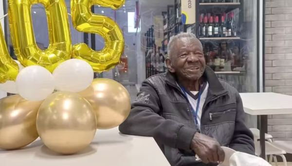 Idoso de 105 faz aniversário no mercado em que trabalha. Jamais parou!