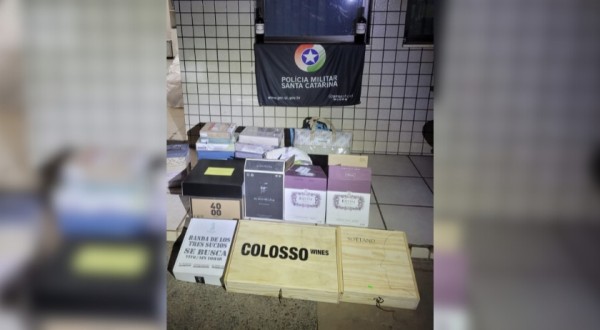 Polícia Militar apreende vinhos e roupas de cama em ocorrência de descaminho na BR-163