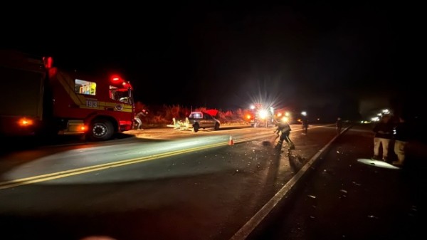 Colisão entre picape e caminhonete deixa dois feridos na BR-163