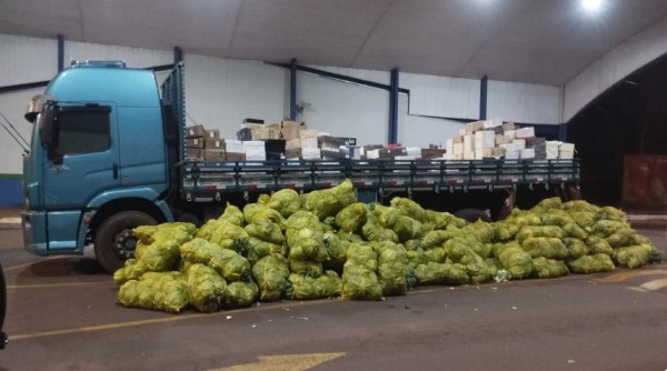PM apreende caminhão com carga de produtos argentinos