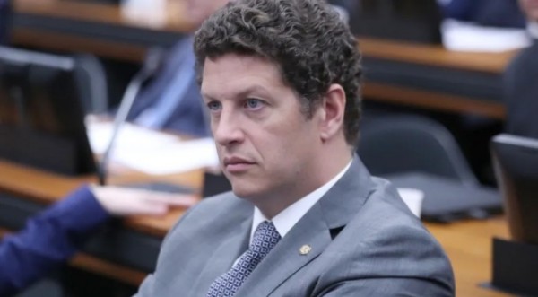 Ex-ministro do Meio Ambiente, Ricardo Salles vira réu por exportação ilegal de madeira