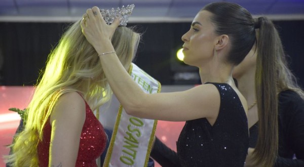 Lindas garotas esbanjaram beleza no desfile da Miss Exposanto