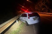 Motorista bate em guard rail para evitar colisão em moto e acaba sendo agredido