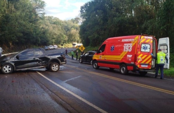 Acidente envolvendo quatro veículos deixa dois feridos na BR-282