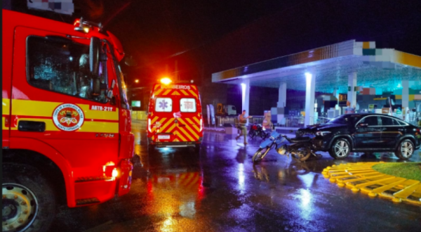 Colisão entre carro e motocicleta deixa jovem ferida