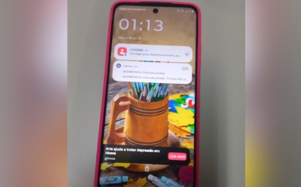 Mulher pede ajuda em residência e acaba furtando celular de moradora