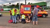 Jovem sofre escoriações em colisão lateral entre moto e caminhonete