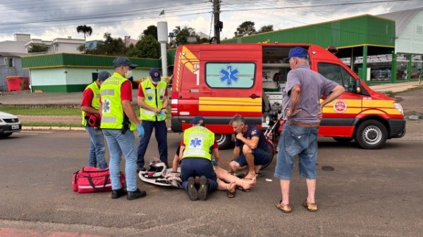 Jovem sofre escoriações em colisão lateral entre moto e caminhonete