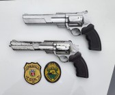 Polícia Civil com apoio da PM apreende dois simulacros de arma de fogo