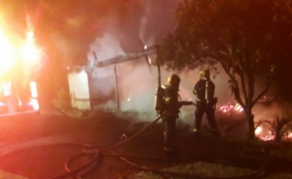 Incêndio destrói casa e veículos no interior