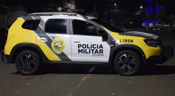 Homem é preso após agredir e ameaçar companheira com arma de uso restrito