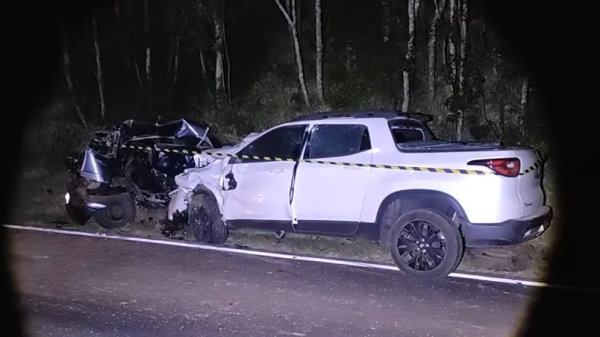 Colisão entre carro e caminhonete deixa mulher e criança mortas na PR 158