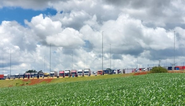 Movimento pela aduana registra passagem de 1.930 caminhões em janeiro