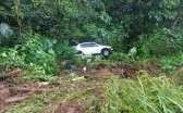 Carro sai da pista e cai em ribanceira de 15 metros