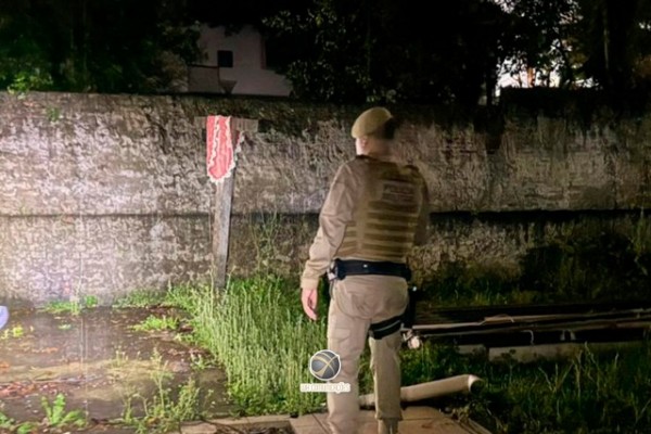 Jovem denuncia agressão após encontro marcado pela internet; Suspeito foge e PM realiza buscas