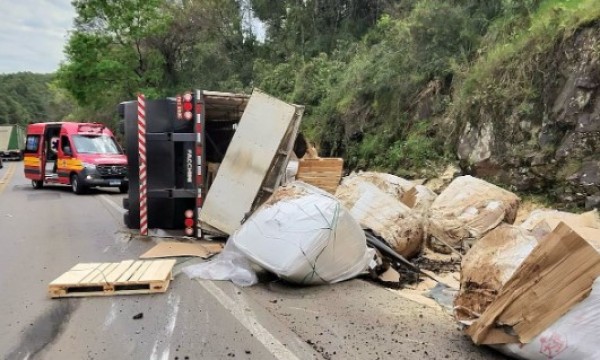 Caminhão tomba na BR-282 e deixa motorista ferido