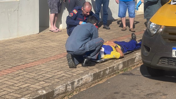 Trabalhador dos Correios é atropelado ao entrar no carro