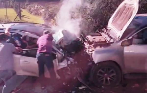 Duas pessoas morrem em colisão entre carro e caminhonete na BR-282