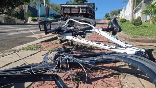 Ciclista morre após colisão entre bicicleta e caminhão em Chapecó