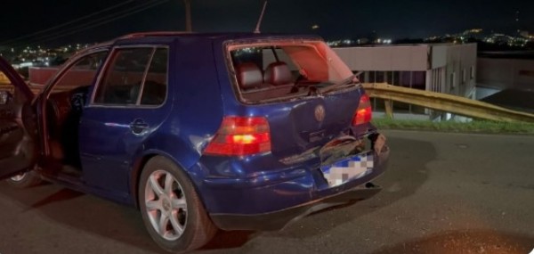Mulher sofre ferimentos em colisão envolvendo dois automóveis