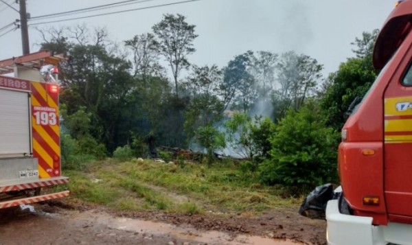 Bombeiros combatem incêndio em Galpão no interior