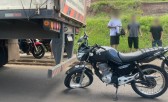 Motociclista fica ferido após colidir com carreta