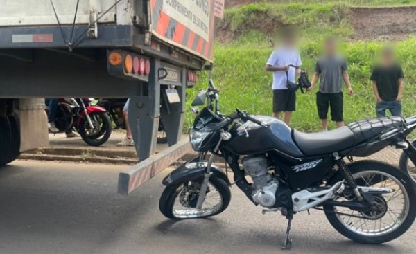 Motociclista fica ferido após colidir com carreta
