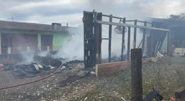 Casa fica destruída após incêndio em Francisco Beltrão