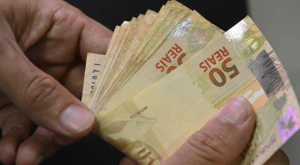 Mais de 400 mil notas falsas circularam no Brasil em 2022; veja como identificá-las