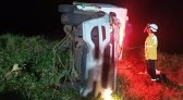 Carro que transportava cadáver sai de pista e tomba