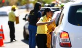 Melhor lugar de criança no carro é o meio do banco de trás