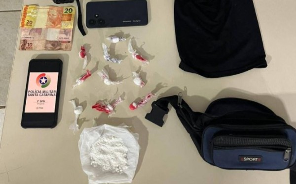 Adolescente é apreendido com drogas e rádio comunicador